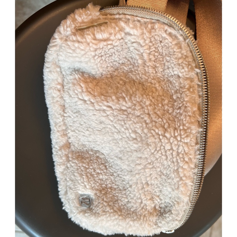 Lulu fleece belt bag . I used it for the weekend it’s in excellent condition